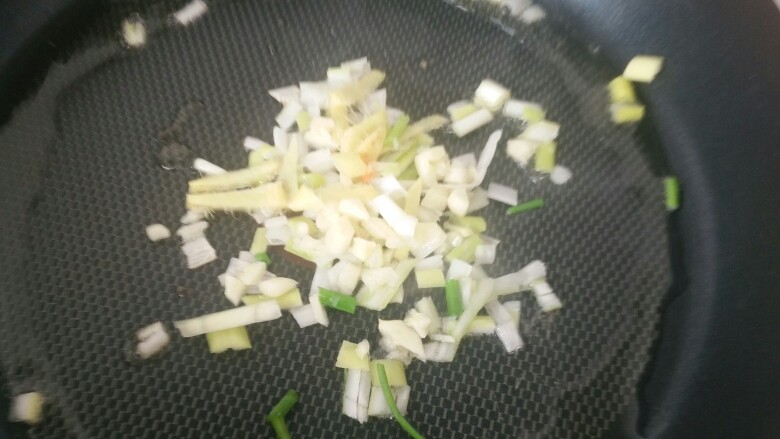 菠菜汁杂酱面,锅烧热加入少量的油,把葱姜蒜放入爆香