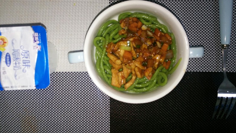 菠菜汁杂酱面,面条捞出放入碗中,加入杂酱,一碗漂亮的菠菜汁杂酱面做好了😁