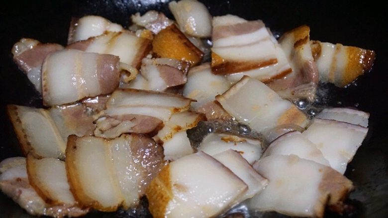干锅茶树菇,锅内烧热下入肉片爆炒,煸炒出多余的油