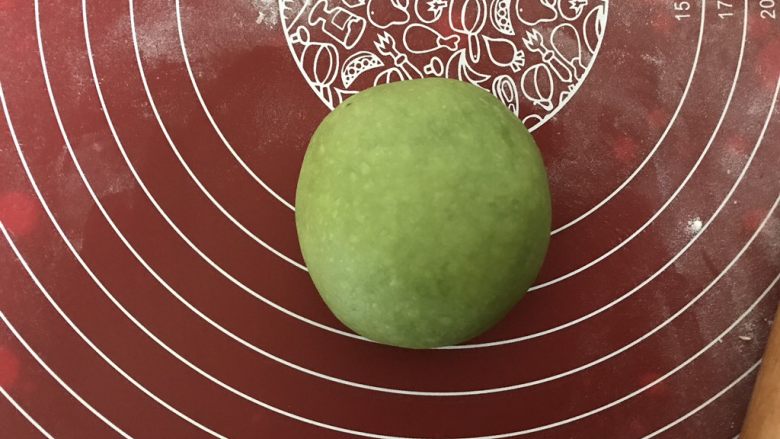 甜过初恋的西瓜面包,将第11步的面团包入。注意收口的位置保持一致,捏紧封口。