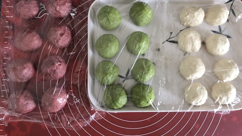 甜过初恋的西瓜面包,三色面团平均分成8份,盖上保鲜膜醒发20分钟左右