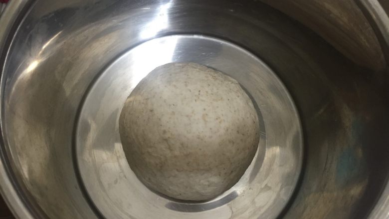 全麦核桃土司 中种法,启动揉面功能15分钟,混合均匀即可