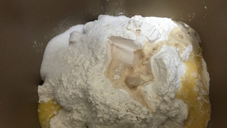 全麦核桃土司 中种法, 加入主面团中除了黄油以外的所有的材料,启动揉面功能,揉面30分钟
