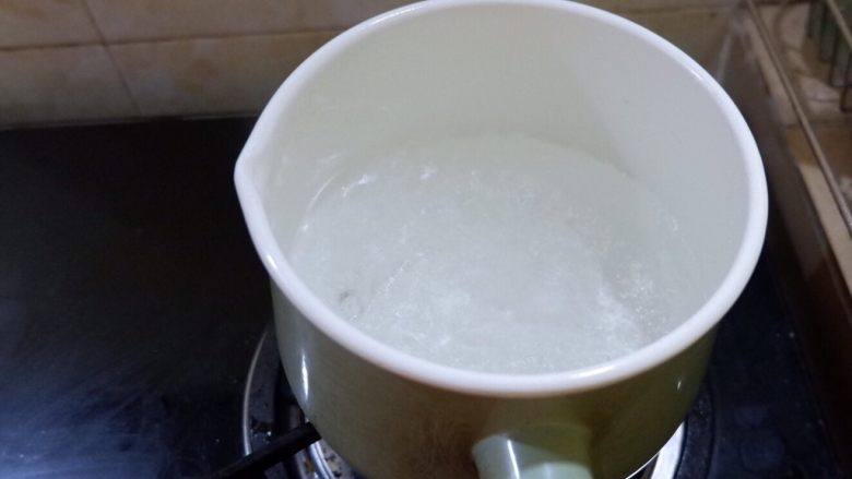 新手必看 番茄土豆汤,我今天简单处理,锅里烧水,放少许盐,水开以后放入土豆丝。水再开即可出锅。这个用水煮的过程我们叫它焯水。不同的菜不同的处理方式,改天再说吧,这里写不了了。焯好的土豆丝放入冰水中可以让土豆丝口感更爽脆。所以我今天是准备凉拌