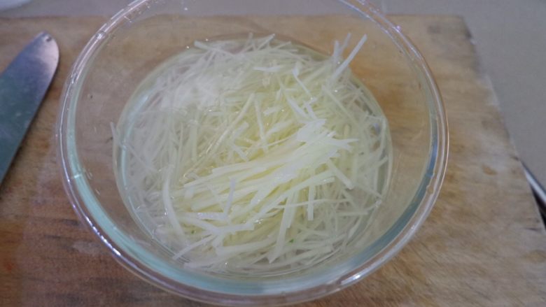 新手必看 番茄土豆汤,洗去淀粉以后,泡水。这样处理过的土豆丝口感更爽脆。