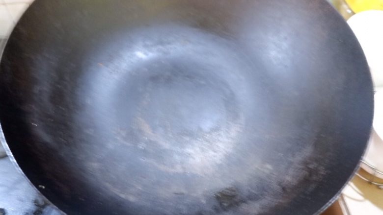 新手必看 番茄土豆汤,这种可以放油,上面那个不行。水滴进去要溅出来易受伤。