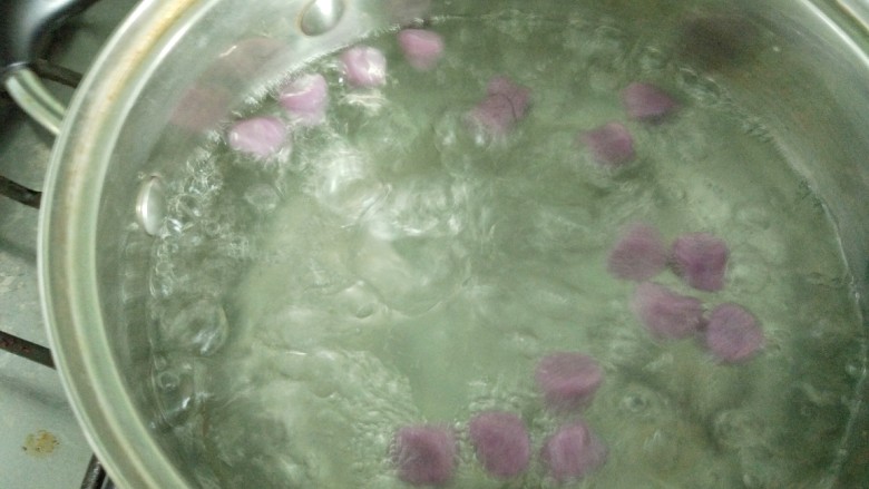 仙草芋圆麦片奶粥,烧水,水开后放入。等全部浮在水面后捞出。