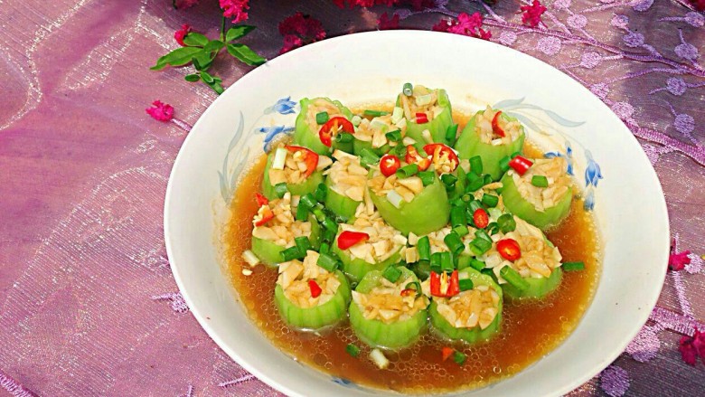 快手
蒜蓉蒸丝瓜,放上葱花,辣椒,来吃!