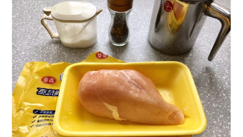 三文鱼鸡胸牛油果沙拉,先处理最耗时间的鸡胸肉
用到盐、黑胡椒和油,听说用橄榄油煎出来的肉会比较嫩,不过我用的花生油也ok,只要是味道不重的植物油就可以。