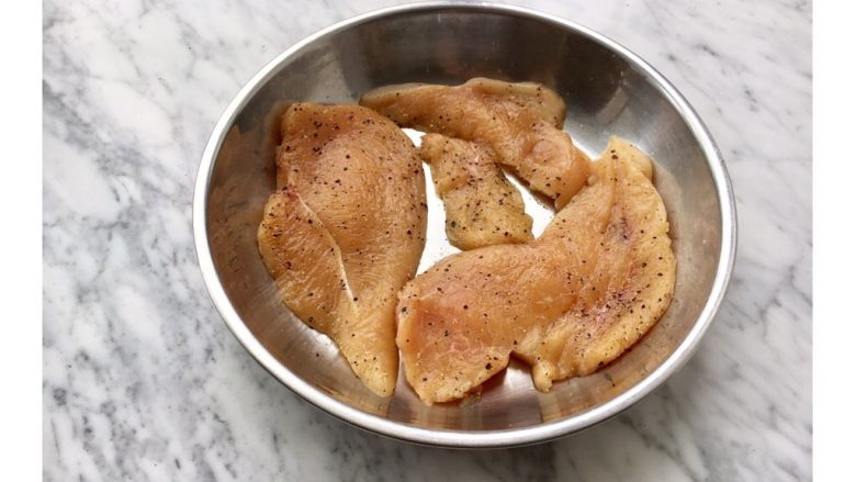 三文鱼鸡胸牛油果沙拉,鸡胸肉如果太厚就切成片,用厨房用纸吸入多余的水,➕盐➕黑胡椒粉,按摩2分钟,腌制10分钟。