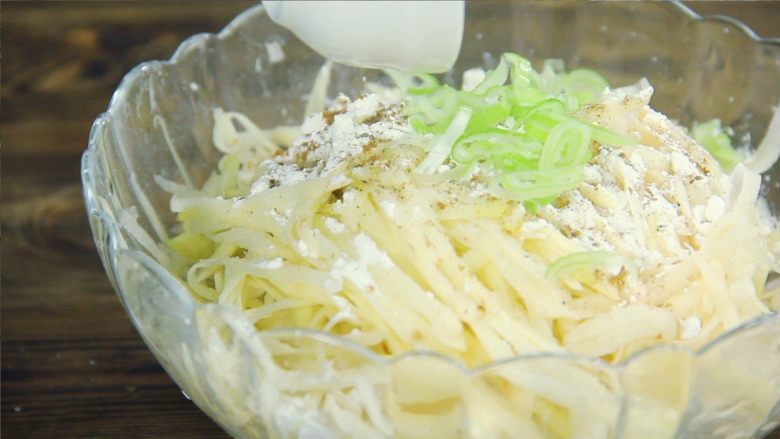 金黄香脆的土豆饼,好吃又简单!,加入葱花