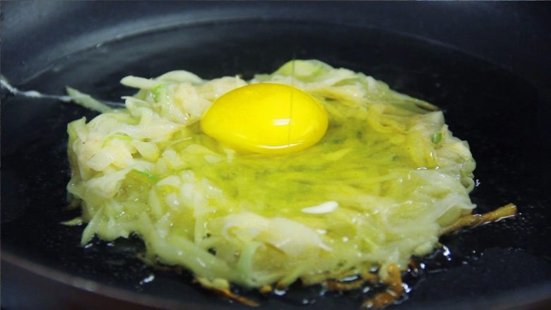 金黄香脆的土豆饼,好吃又简单!,然后再上面磕一个<a style='color:red;display:inline-block;' href='/shicai/ 9'>鸡蛋</a>(根据个人喜好)转而开小火,等待1分钟。