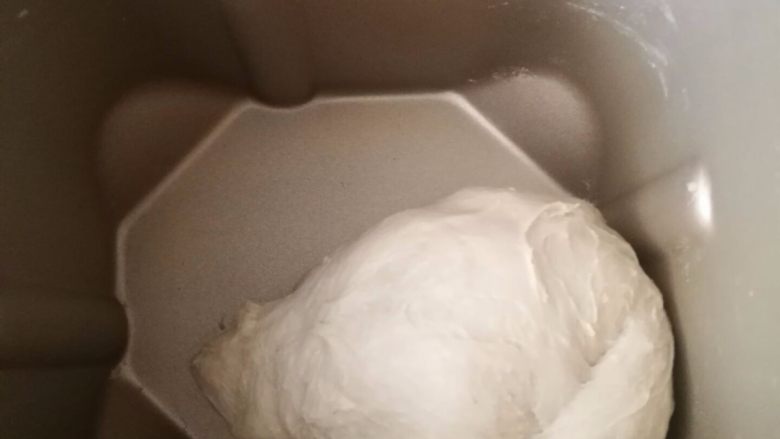 坚果软欧包(一次发酵),按下层液体,中层粉体,盐和糖放两角上,上层<a style='color:red;display:inline-block;' href='/shicai/ 731'>酵母</a>埋入面粉中的顺序,开始揉面。