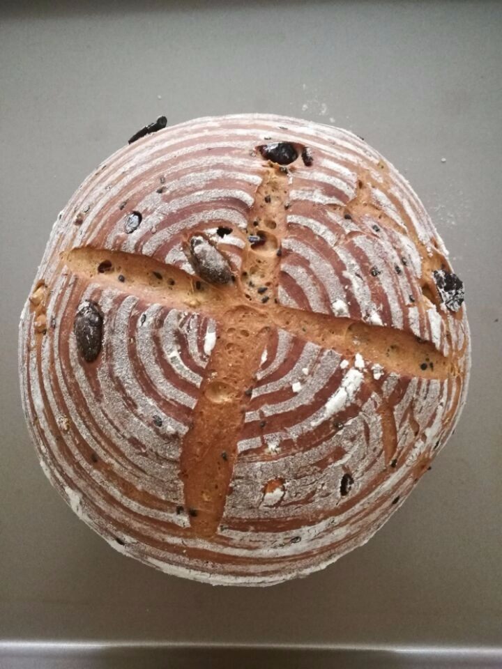 坚果软欧包(一次发酵),烤好的面包从烤箱中拿出晾凉即可切片食用。