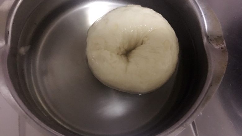 杏仁片贝果,
倒入锅里烧开关小火,
依次放入发酵好的面团
每面煮20-30秒
捞出沥干水分