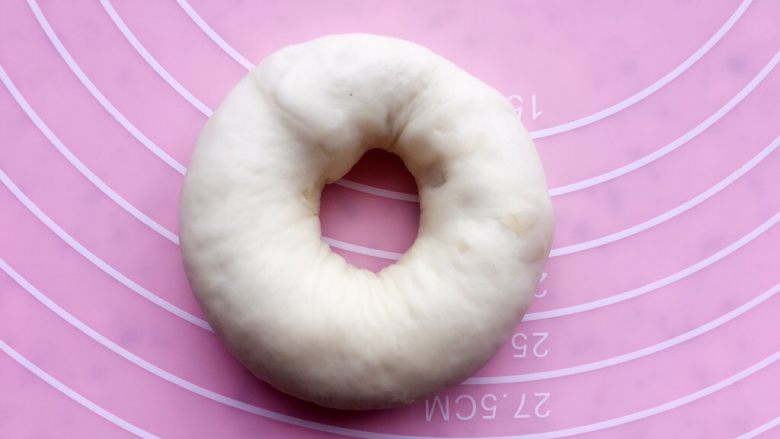杏仁片贝果,整好的贝果;其他依次用同样的方法来处理;
