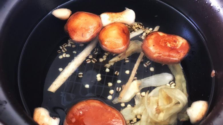 薏仁玉竹沙參湯,將所有的食材倒入湯煲,選擇煲湯鍵即可。