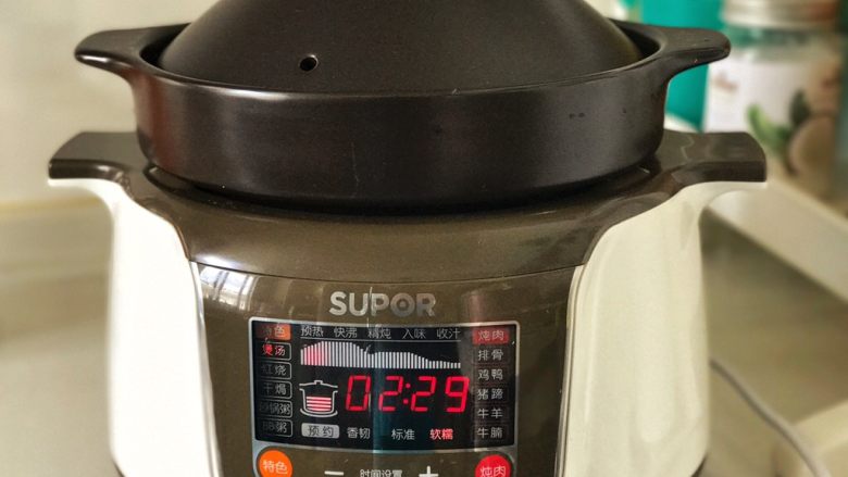 薏仁玉竹沙參湯,如果用普通砂鍋煲湯,注入八分滿的水,水開後倒入食材大火煮20分鐘,然後轉小火煲三個小時即可,喝的時候加鹽調味。