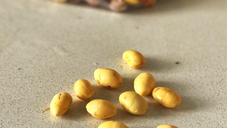 薏仁玉竹沙參湯,差點忘了銀杏,吃銀杏的話一天最多不能超過10顆,因為它有微微的毒性。