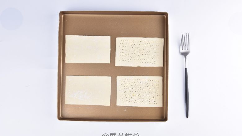 紫薯丹麦酥,用叉子在其中两片酥皮上戳上小洞(防止烤好后的派底过度膨胀)