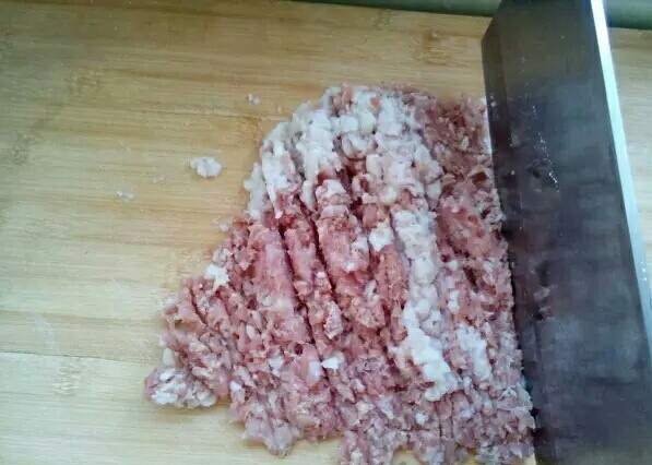 如果你也爱吃肉—蜜汁猪肉脯,猪腿肉洗净沥干,剁成肉糜,尽量要碎,如果懒可以让买肉的帮绞碎,但是回来自己也要剁一下