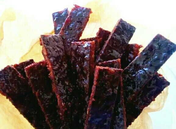 如果你也爱吃肉—蜜汁猪肉脯,最后,撒<a style='color:red;display:inline-block;' href='/shicai/ 666'>芝麻</a>,切成你喜欢的大小和形状开吃吧!