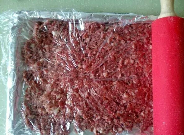 如果你也爱吃肉—蜜汁猪肉脯,锡纸表面刷油,铺肉糜,铺一层保鲜膜,用擀面杖推开,擀平