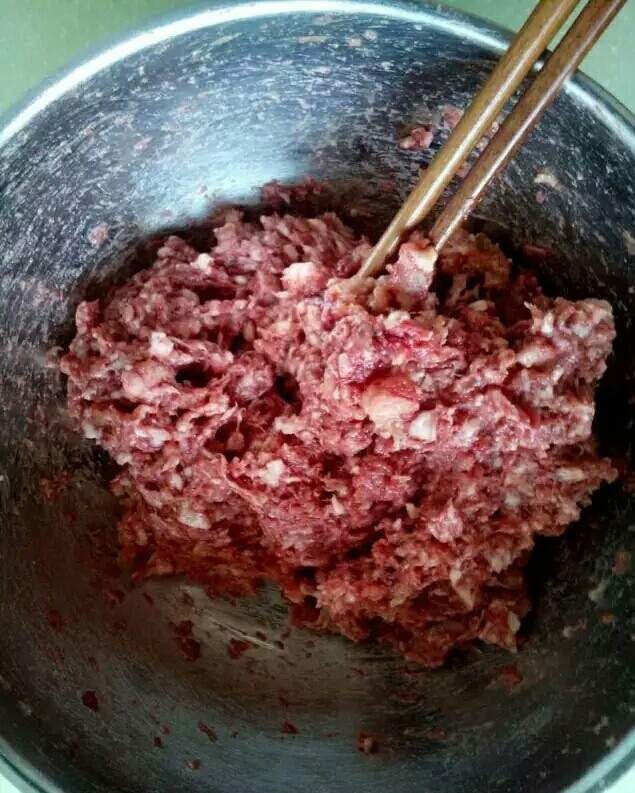 如果你也爱吃肉—蜜汁猪肉脯,用筷子将上述材料混合,用筷子按同一方向搅拌至起胶