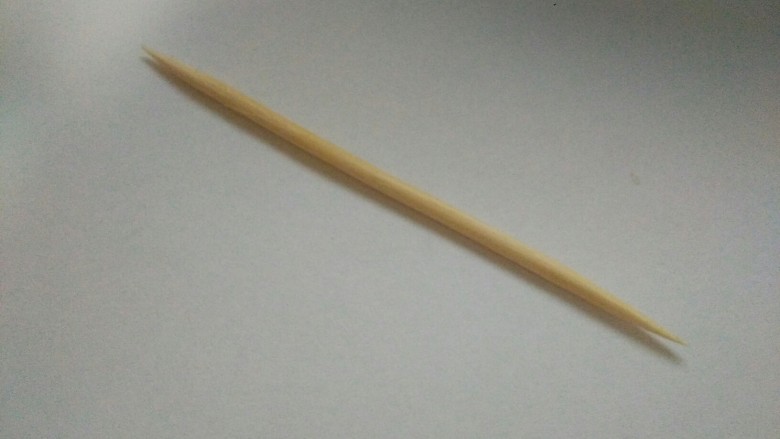 超级可爱的火腿肠娃娃寿司,准备一根小牙签,后面装饰用