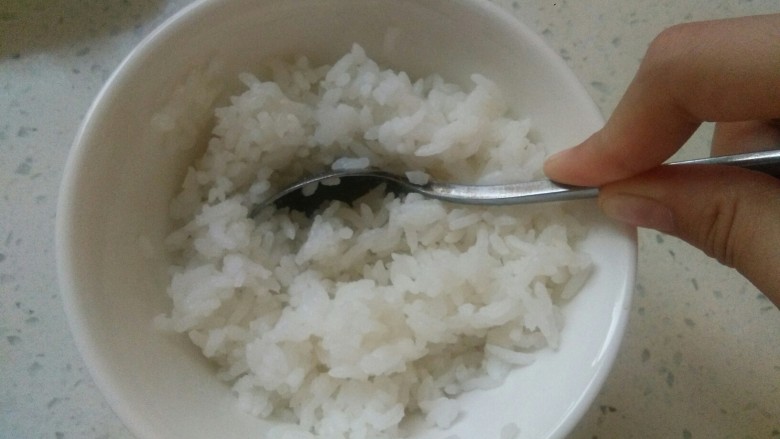 超级可爱的火腿肠娃娃寿司,用勺子一边切着拌,一遍扇风