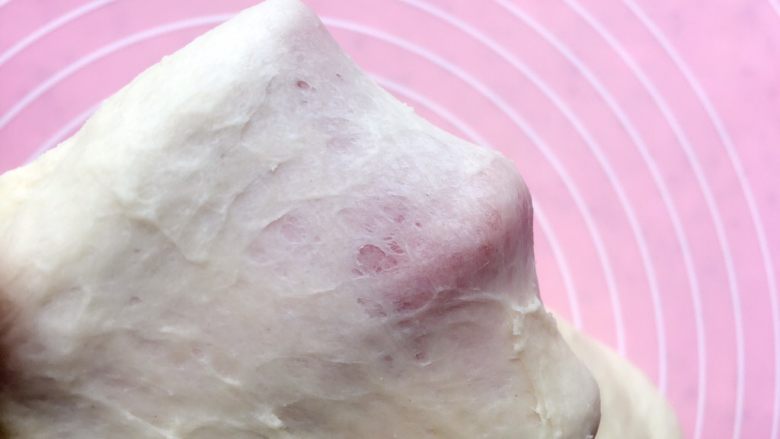 杏仁片贝果,揉到可以抻开面团
有薄薄的破洞的薄膜