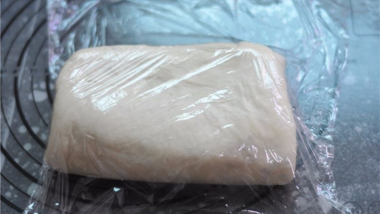 黑白芝麻可颂,将面团覆盖保鲜膜,放入冰箱冷藏30-60分钟。