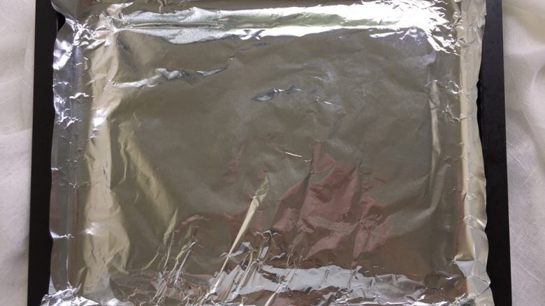 简易烤鸭,烤箱自带烤盘表面铺上锡纸,这个烤盘是接油用的,铺锡纸便于清洗