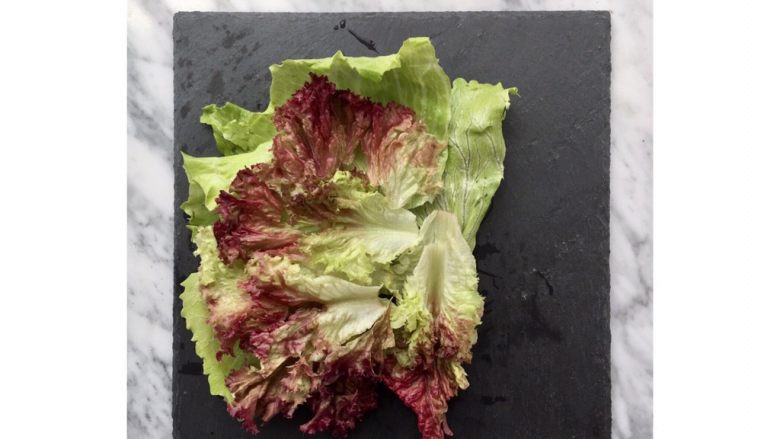 三文鱼鸡胸牛油果沙拉,接下来开始准备蔬菜,我的摆盘顺序是生菜-樱桃番茄-<a style='color:red;display:inline-block;' href='/shicai/ 2157'>牛油果</a>-鸡胸肉-三文鱼-坚果果干
两种生菜洗净摆盘,<a style='color:red;display:inline-block;' href='/shicai/ 92787'>球生菜</a>口感爽脆水分足味道清甜,沙拉菜的基本款,罗莎红叶缘卷皱泛红口味微苦,让沙拉更加丰富有层次。