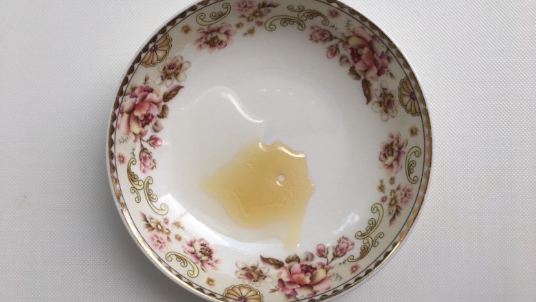 简易烤鸭,准备一点点蜂蜜水,蜂蜜和水比例大概1:1。烤的全程无需翻面,过程中可以看到油都滴下来啦,如果上色加重,就在鸭子表面盖上锡纸防止烤焦。最后15分钟刷上蜂蜜水,这步可以增加烤鸭色泽,可省略
