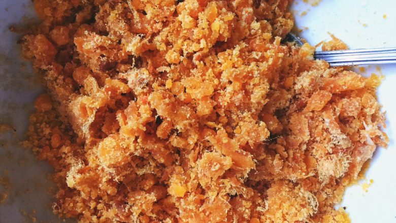 咸蛋黄肉松麻薯,这就是搅拌均匀以后的 蛋黄肉松馅儿 啦。
吃一口,味道刚好。
💡 我用的肉松是甜甜的那种,和咸蛋黄的味道刚好很配。