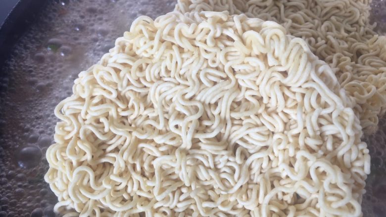 方便豆角面,豆角炖熟后把面饼放入锅中。(豆角一定要炖熟,生豆角不能吃)