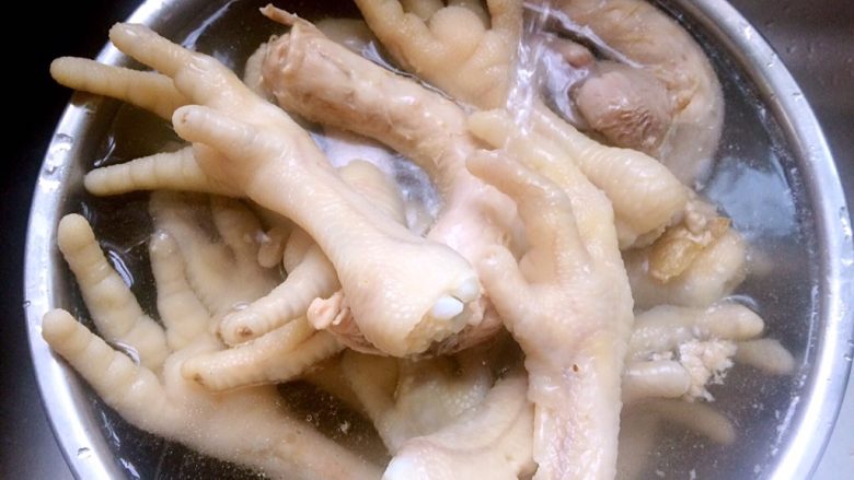 秘制酱鸡货,水开后捞出,用凉水冲洗一下。