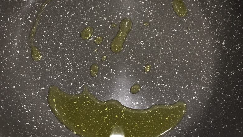 韭菜煎豆腐,下油要注意,油五成热把火调至小火状态。