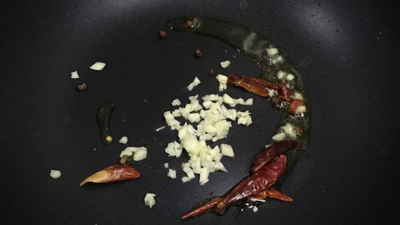 韭菜煎豆腐,另起锅热油,下辣椒、花椒,蒜末炒香。