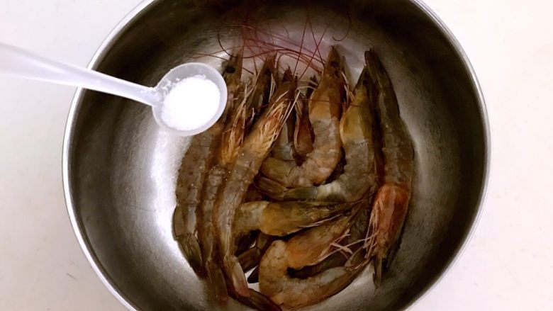 颜值爆表的 香酥玉带虾,把剥好皮的海青虾加入精盐和白<a style='color:red;display:inline-block;' href='/shicai/ 720'>胡椒粉</a>,腌制5分钟