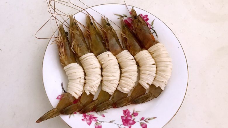 颜值爆表的 香酥玉带虾,逐一缠好的海青虾