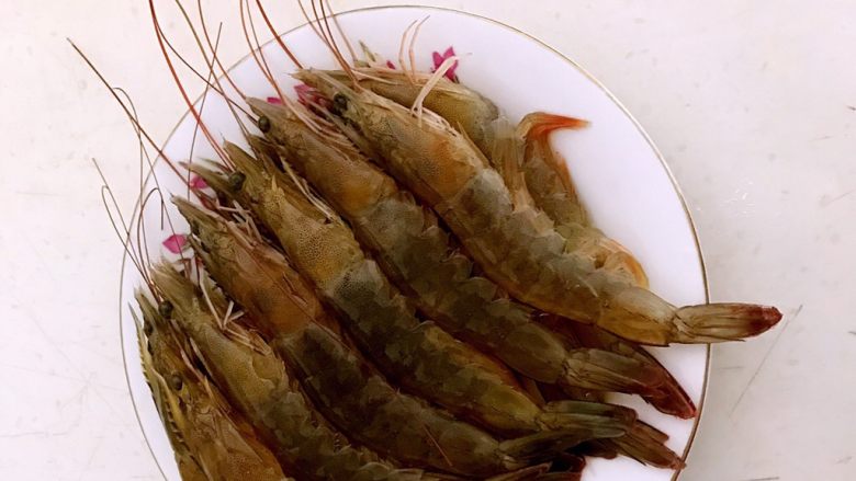 颜值爆表的 香酥玉带虾,海青虾清洗干净,沥干水分
