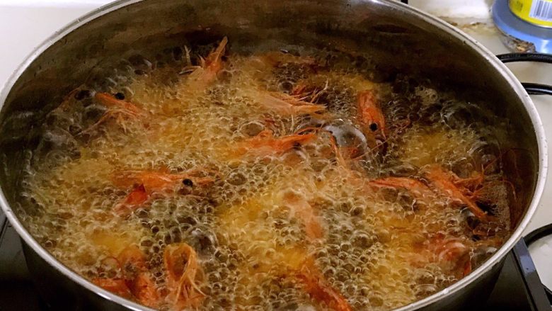 颜值爆表的 香酥玉带虾,油再次加热后加入大虾复炸