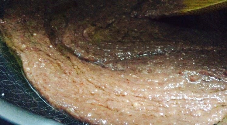 手工月饼豆沙馅(高油糖版),这个时候加入第二次的糖和油,配方的量分三次倒入!分次炒制!