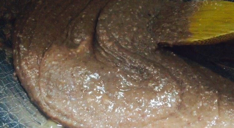 手工月饼豆沙馅(高油糖版),慢火出细活!不停搅拌,直到加入最后一次的糖油,可看到豆沙开始冒小泡,也开始没有水分,成团状态!