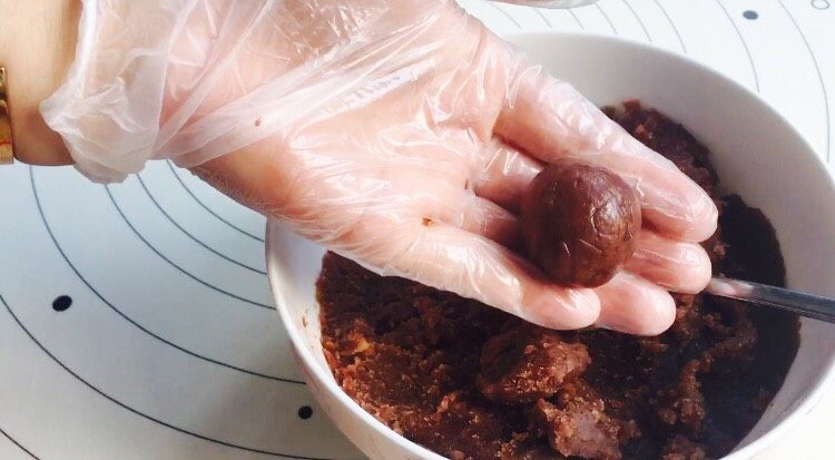 手工月饼豆沙馅(高油糖版),搓圆,油泽光亮,甜度也是可以自我调节,爱甜多放糖,但是油量不可少,做月饼需回油!