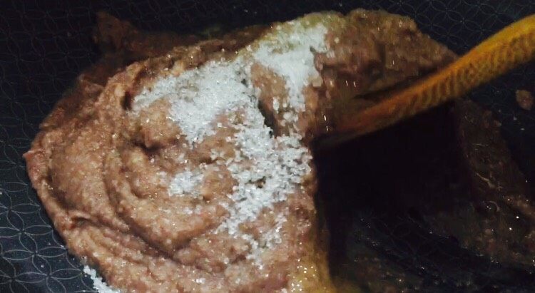 手工月饼豆沙馅(高油糖版),接下来就是不停的搅拌,不停的观察颜色变化,当然也需要耐心的调节火候!
