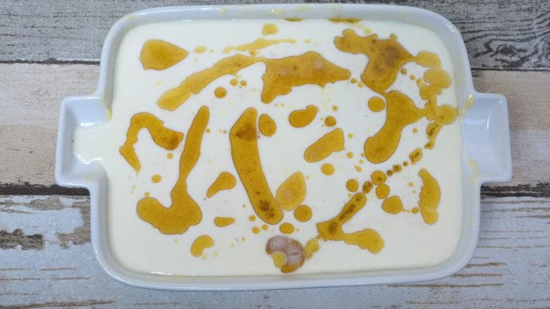 芙纽多,网筛过滤,均匀地倒入芙纽多糊上面。