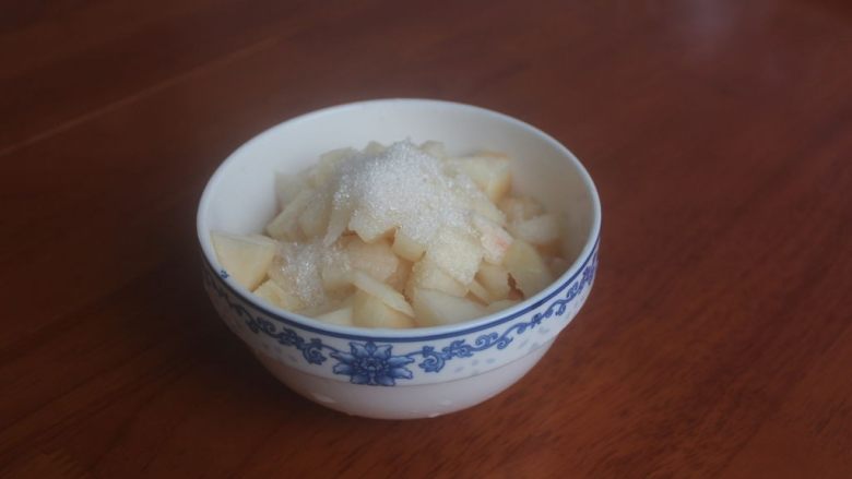 蜜桃果酱,削皮后切成丁儿,放<a style='color:red;display:inline-block;' href='/shicai/ 3729'>白糖</a>进去,有些人喜欢加麦芽糖柠檬之类的。我不喜欢加,因为我买的这个桃子真心的太好吃了。不喜欢加太多料破坏它本质的味道。